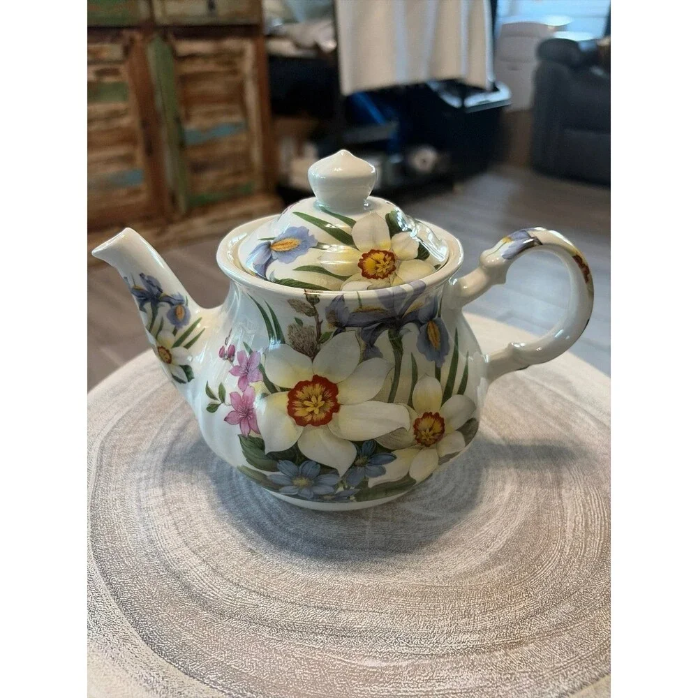 Vintage Sadler Made in England Floral Teapot – Blue & White Flowers
